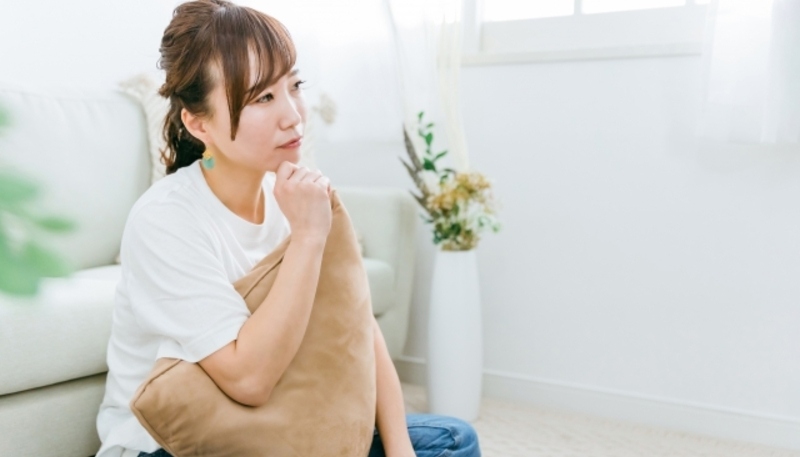 ドーナツクッションをどこで買うか悩む女性